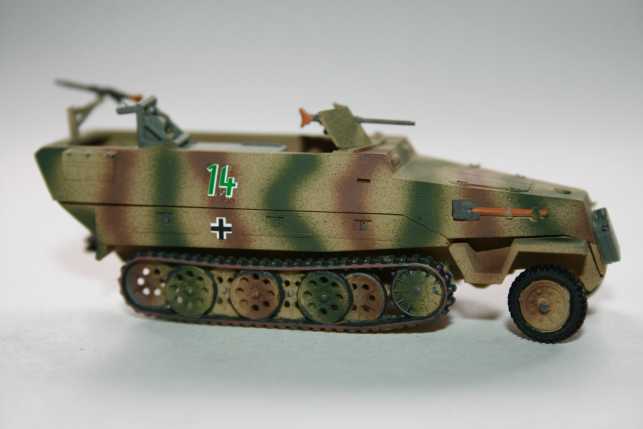 q) Sd.Kfz.251/11 Ausf.D "Fernmelde"